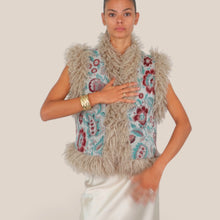 Carica l'immagine nel visualizzatore di Gallery, Tensione in gilet con bordi mongolia Art W26J503
