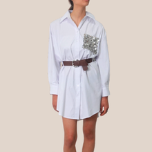 Carica l'immagine nel visualizzatore di Gallery, Tensione in abito camicia over con taschino paillettes e cintura 50% cotone Art PE260160

