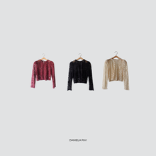 Carica l&#39;immagine nel visualizzatore di Gallery, Tensione in blusa crop pizzo 56% viscosa 20% cotone Art W25C223
