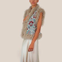 Carica l'immagine nel visualizzatore di Gallery, Tensione in gilet con bordi mongolia Art W26J503
