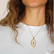Carica l'immagine nel visualizzatore di Gallery, Haveone t-shirt over con taschino e collana fiore 100% cotone Art TMA-Q229
