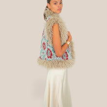 Carica l'immagine nel visualizzatore di Gallery, Tensione in gilet con bordi mongolia Art W26J503
