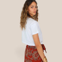 Carica l'immagine nel visualizzatore di Gallery, Haveone t-shirt over con taschino e collana fiore 100% cotone Art TMA-Q229
