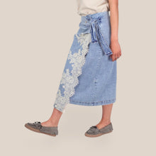 Carica l'immagine nel visualizzatore di Gallery, Philia Loft gonna denim portafoglio con pizzo 100% cotone Art D02E1124
