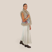 Carica l'immagine nel visualizzatore di Gallery, Tensione in gilet con bordi mongolia Art W26J503
