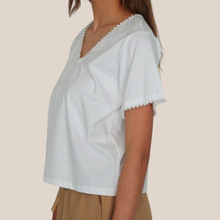 Carica l'immagine nel visualizzatore di Gallery, Philia Loft t-shirt scollo V laccetto retro profili perle 100% cotone Art V02V0027
