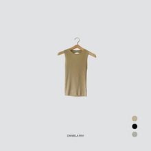 Carica l&#39;immagine nel visualizzatore di Gallery, Tensione in maglia costina lurex senza maniche scollatura schiena 70% viscosa Art D75546
