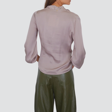 Carica l&#39;immagine nel visualizzatore di Gallery, Philia Loft blusa scollo gronda 100% visocsa Art W01G0050
