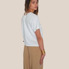 Carica l'immagine nel visualizzatore di Gallery, Philia Loft t-shirt scollo V laccetto retro profili perle 100% cotone Art V02V0027
