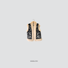 Carica l&#39;immagine nel visualizzatore di Gallery, Dixie gilet eco montone ricamato con pelliccia interno trapuntato Art L945Y025X

