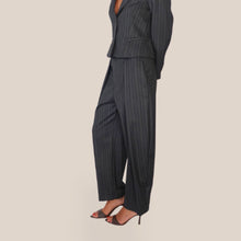 Carica l'immagine nel visualizzatore di Gallery, Tensione in pantalone gessato con pinces Art W26P333 ( blazer Art W26J255 )
