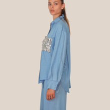 Carica l'immagine nel visualizzatore di Gallery, Tensione in camicia over taschino paillettes 100% tencel leggero Art PE260153 ( pantalone Art PE260188 )
