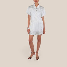 Carica l'immagine nel visualizzatore di Gallery, Susy Mix completo bianco strass camicia più bermuda elastico vita 95% cotone Art MF248026
