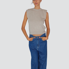 Carica l&#39;immagine nel visualizzatore di Gallery, Tensione in maglia smanicata spalla imbottita 40% viscosa 25% lana 5% cashmere Art D80088
