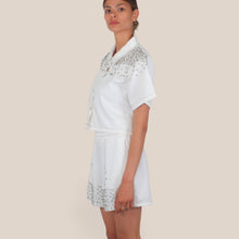 Carica l'immagine nel visualizzatore di Gallery, Susy Mix completo bianco strass camicia più bermuda elastico vita 95% cotone Art MF248026
