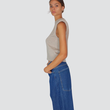 Carica l&#39;immagine nel visualizzatore di Gallery, Tensione in maglia smanicata spalla imbottita 40% viscosa 25% lana 5% cashmere Art D80088

