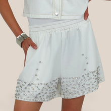 Carica l'immagine nel visualizzatore di Gallery, Susy Mix completo bianco strass camicia più bermuda elastico vita 95% cotone Art MF248026
