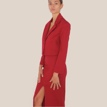 Carica l'immagine nel visualizzatore di Gallery, Tensione in blazer crop bordeaux foderato punto milano 65% viscosa Art 32171 ( gonna Art 32172 )
