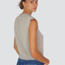 Carica l&#39;immagine nel visualizzatore di Gallery, Tensione in maglia smanicata spalla imbottita 40% viscosa 25% lana 5% cashmere Art D80088
