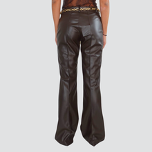 Carica l&#39;immagine nel visualizzatore di Gallery, Tensione in pantalone ecopelle svasato con cintura oro Art FW250002
