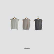 Carica l&#39;immagine nel visualizzatore di Gallery, Tensione in maglia smanicata spalla imbottita 40% viscosa 25% lana 5% cashmere Art D80088
