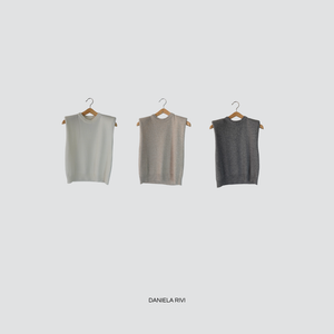 Tensione in maglia smanicata spalla imbottita 40% viscosa 25% lana 5% cashmere Art D80088