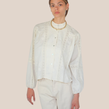 Carica l'immagine nel visualizzatore di Gallery, Vicolo camicia over con ricami e inserti pizzo 100% cotone Art TAB1764
