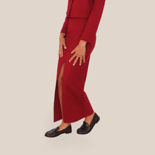 Carica l'immagine nel visualizzatore di Gallery, Tensione in longuette bordeaux punto milano con spacco 65% viscosa Art 32172 ( blazer Art 32171 )
