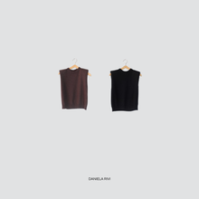 Carica l&#39;immagine nel visualizzatore di Gallery, Tensione in maglia smanicata spalla imbottita 40% viscosa 25% lana 5% cashmere Art D80088
