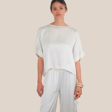 Carica l'immagine nel visualizzatore di Gallery, Tensione in blusa satin over abbottonata retro 100% viscosa Art G434B05Q
