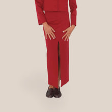 Carica l'immagine nel visualizzatore di Gallery, Tensione in longuette bordeaux punto milano con spacco 65% viscosa Art 32172 ( blazer Art 32171 )
