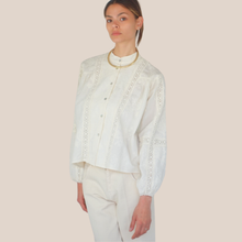 Carica l'immagine nel visualizzatore di Gallery, Vicolo camicia over con ricami e inserti pizzo 100% cotone Art TAB1764

