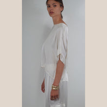 Carica l'immagine nel visualizzatore di Gallery, Tensione in blusa satin over abbottonata retro 100% viscosa Art G434B05Q

