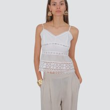 Carica l'immagine nel visualizzatore di Gallery, Tensione in top intarsi in macrame' 100% cotone Art T50063AT
