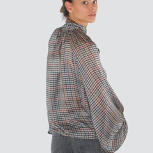 Carica l&#39;immagine nel visualizzatore di Gallery, Tensione in camicia over quadri fiocco collo Art 26C575
