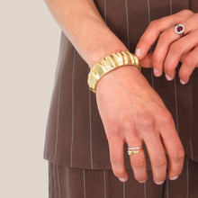Carica l'immagine nel visualizzatore di Gallery, Susy Mix bracciale oro martellato Art B1206162
