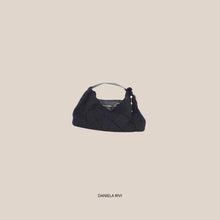 Carica l'immagine nel visualizzatore di Gallery, Philia Loft borsa nera intrecciata con accessorio Art A02X0567
