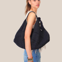 Carica l'immagine nel visualizzatore di Gallery, Philia Loft borsa nera intrecciata con accessorio Art A02X0567
