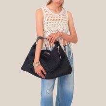 Carica l'immagine nel visualizzatore di Gallery, Philia Loft borsa nera intrecciata con accessorio Art A02X0567
