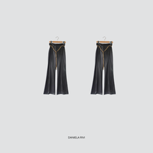 Carica l&#39;immagine nel visualizzatore di Gallery, Tensione in pantalone ecopelle svasato con cintura oro Art FW250002
