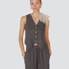 Carica l&#39;immagine nel visualizzatore di Gallery, Tensione in gilet puro lino con spilla Art S25JH44
