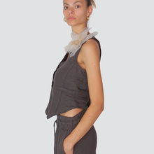 Carica l&#39;immagine nel visualizzatore di Gallery, Tensione in gilet puro lino con spilla Art S25JH44

