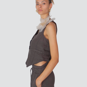 Tensione in gilet puro lino con spilla Art S25JH44