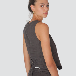 Tensione in gilet puro lino con spilla Art S25JH44