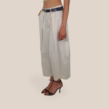 Carica l'immagine nel visualizzatore di Gallery, Dixie pantalone baloon con pinces e cintura tela leggera 66% cotone Art P067A257 ( top Art R067A089 )
