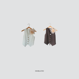 Tensione in gilet puro lino con spilla Art S25JH44