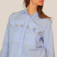 Carica l'immagine nel visualizzatore di Gallery, Vicolo camicia over rigata con spille strass 100% cotone Art RAB0789
