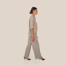 Carica l'immagine nel visualizzatore di Gallery, Tensione in pantalone palazzo fondo sfrangiato elastico vita 100% lino Art S26PL22
