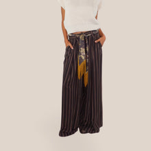 Carica l'immagine nel visualizzatore di Gallery, Dixie pantalone marrone palazzo gessato elastico retro cintura foulard  100% viscosa Art PDTP2EBA
