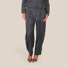 Carica l'immagine nel visualizzatore di Gallery, Tensione in pantalone gessato con pinces Art W26P333 ( blazer Art W26J255 )
